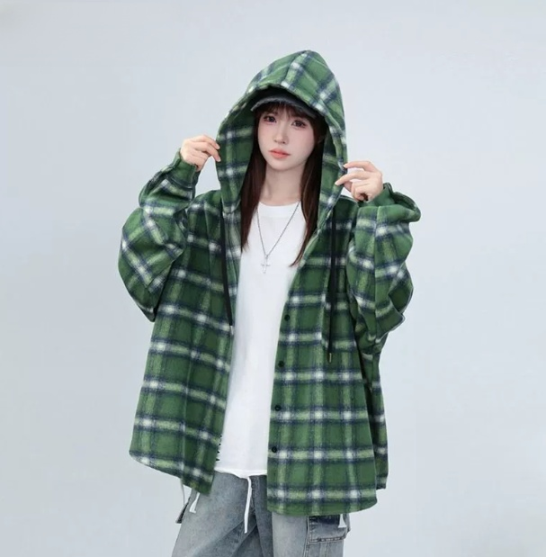 ルーズスタイルのフード付きチェック柄シャツ