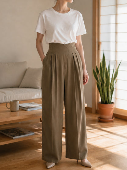 【デザインウエスト ハイウエストワイドパンツ】 斜めフロントのハイウエストデザインと ゆとりのあるストレートワイドシルエットで、 お腹まわりや脚のラインを自然にカバー。 職場にもなじむきちんと感と、 一日中快適なはき心地を兼ね備えています。