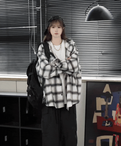 ルーズスタイルのフード付きチェック柄シャツ