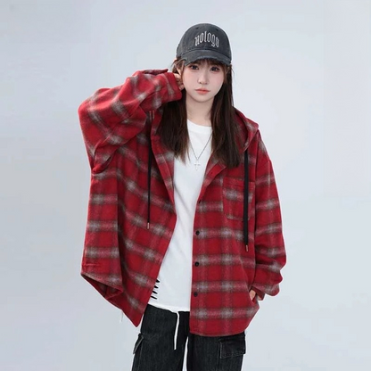 ルーズスタイルのフード付きチェック柄シャツ