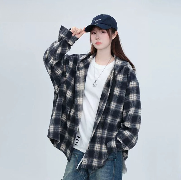ルーズスタイルのフード付きチェック柄シャツ